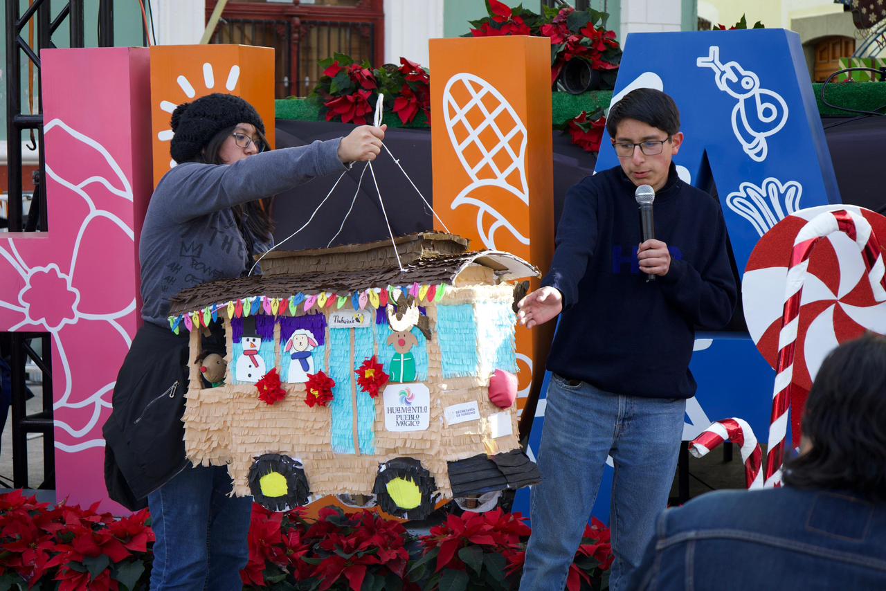 Celebran creatividad y tradición con el 'Piñatón 2025' y la Carrera de Botargas en la Aldea Mágica de Huamantla